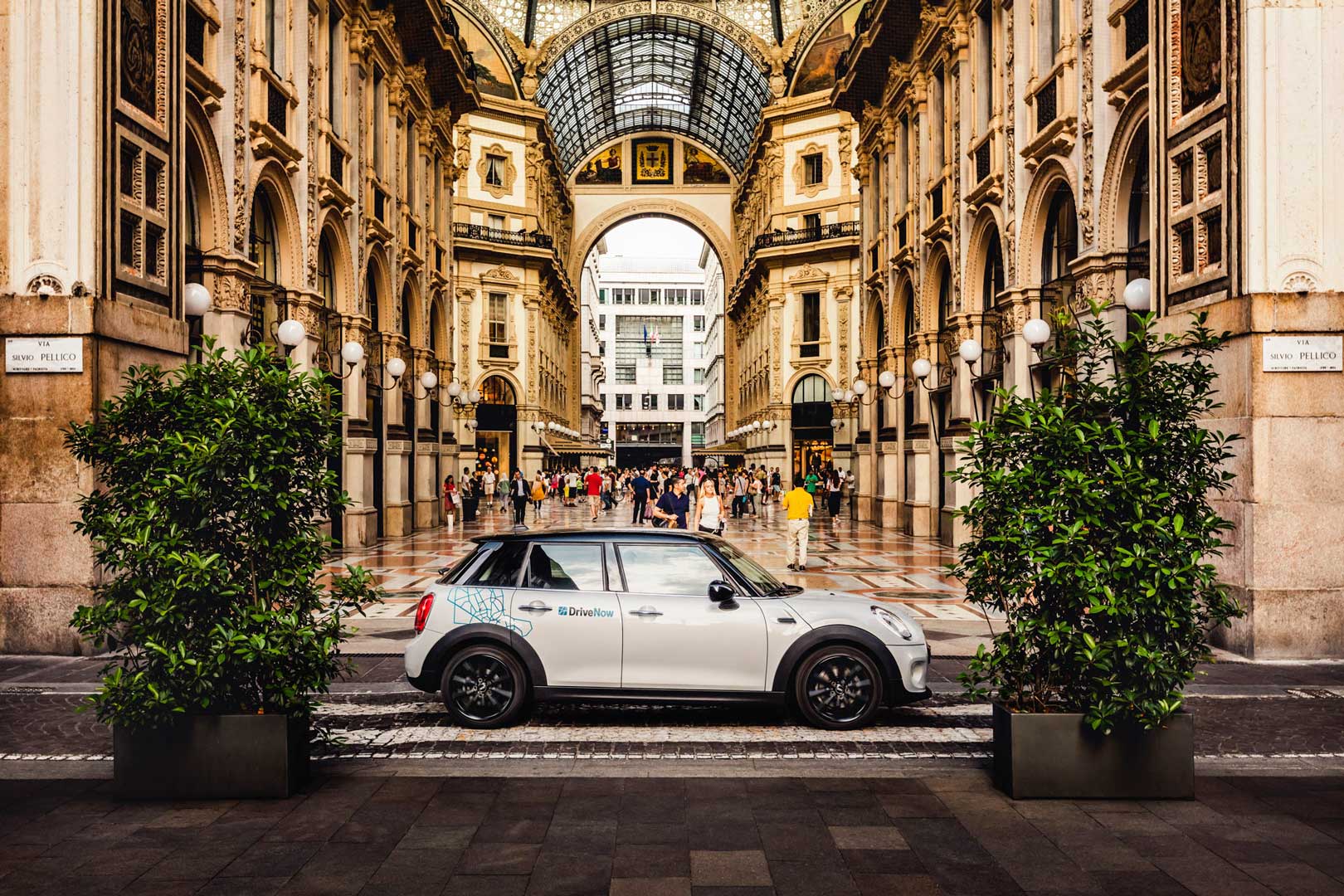 galleria drive,pradagalleria drivenow-car-sharing-milano-bmw-mini-galleria-vittorio-emanuele