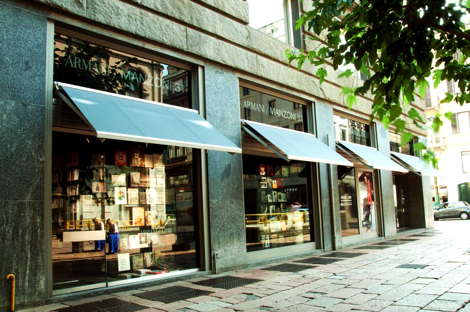 armani montenapoleone orari