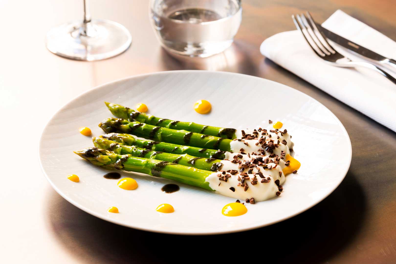 The Botanical Club - Asparagi verdi, tuorlo marinato, sesamo nero, favi di cacao