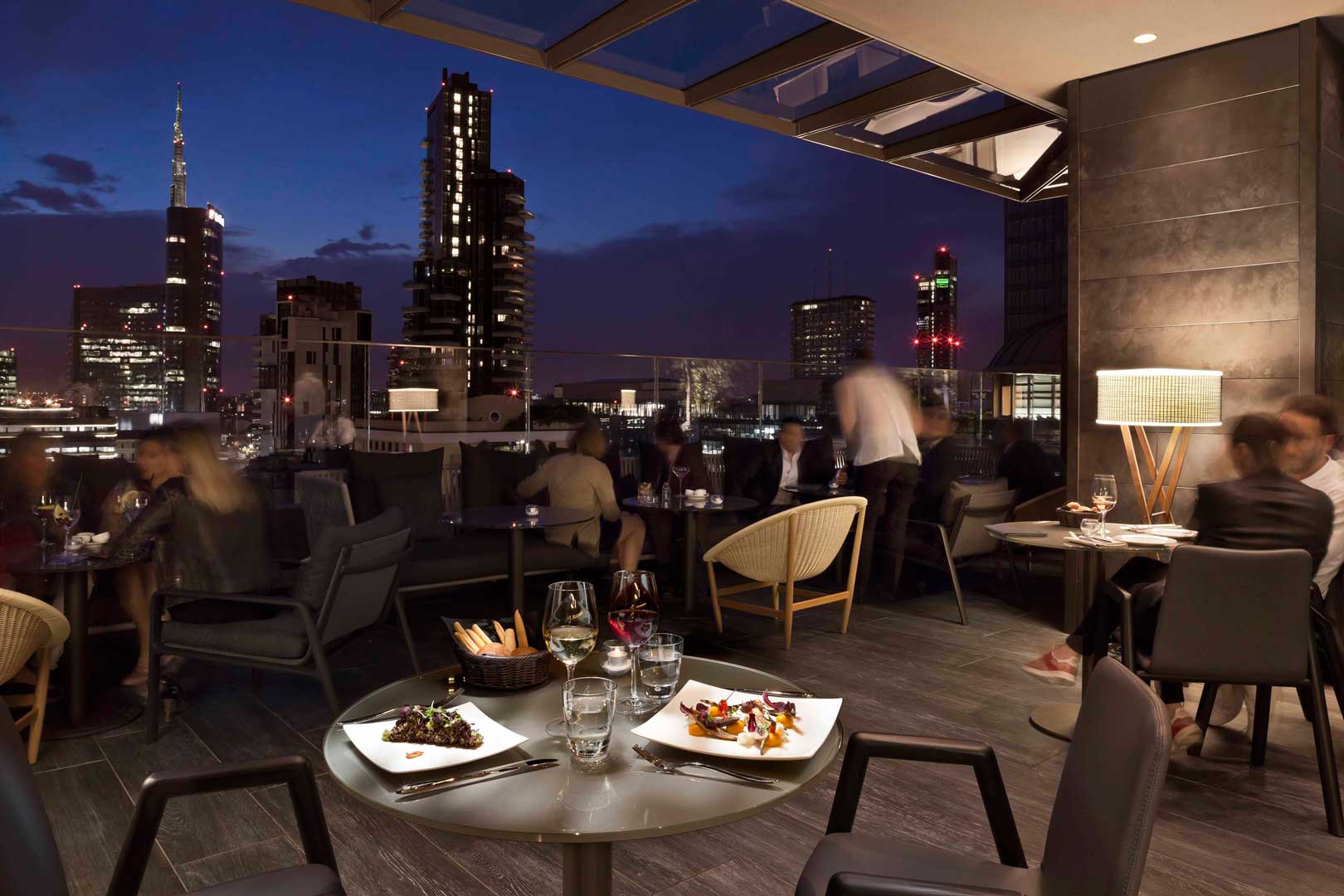 radio-rooftop-bar-me-milan-ristorante.jp