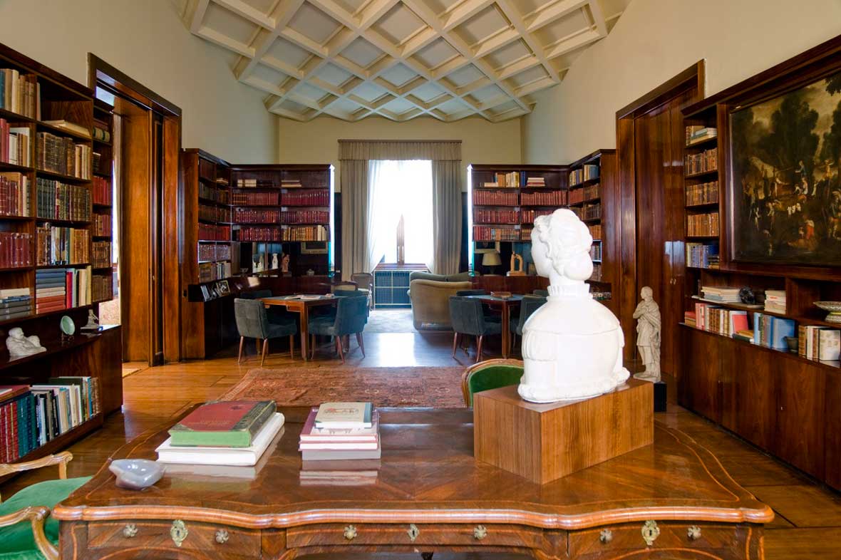 Una veduta della Biblioteca. In primo piano: Arturo Martini, Busto di fanciulla, 1921.